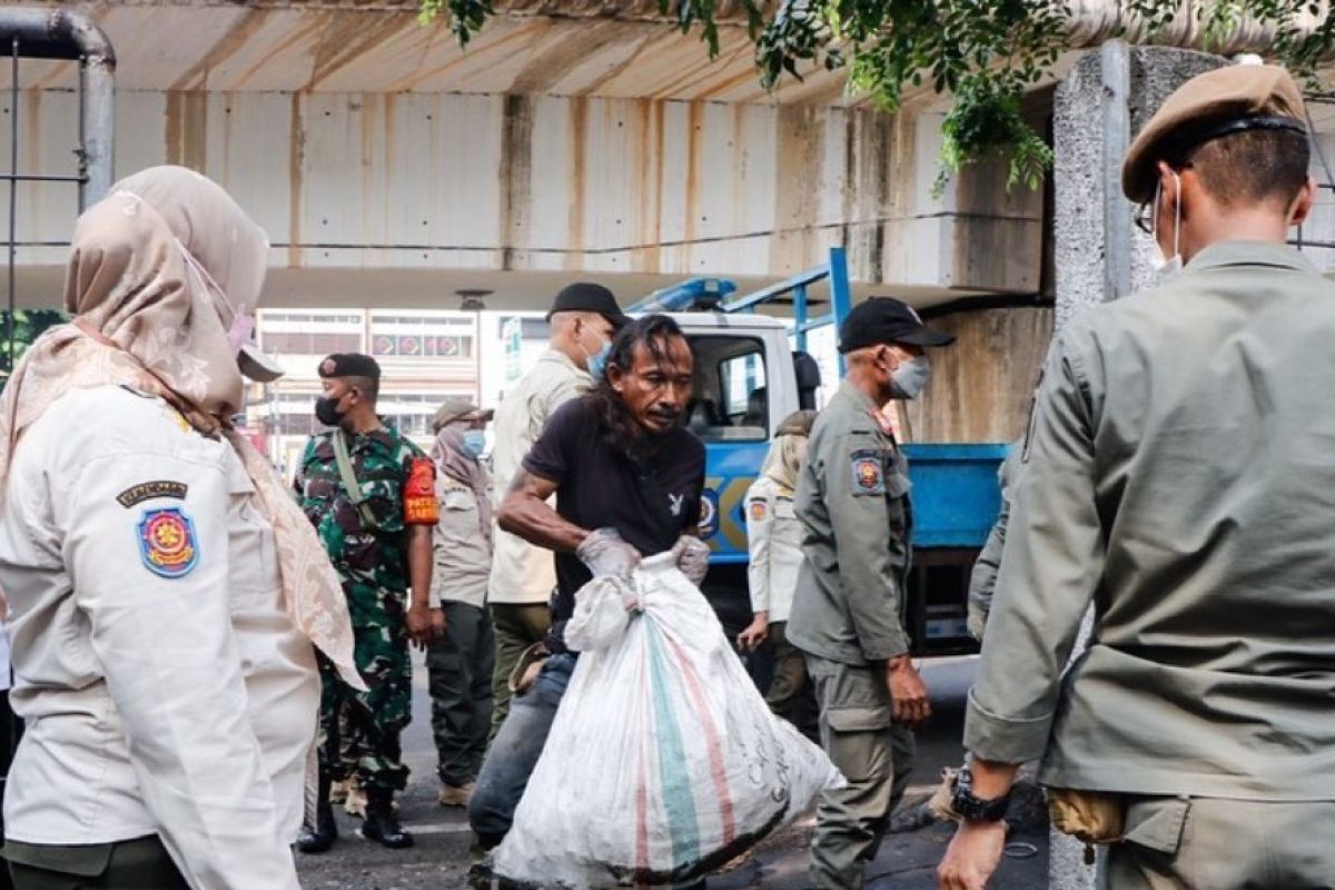 Trotoar di Jalan Letjen Suprapto ditertibkan petugas gabungan