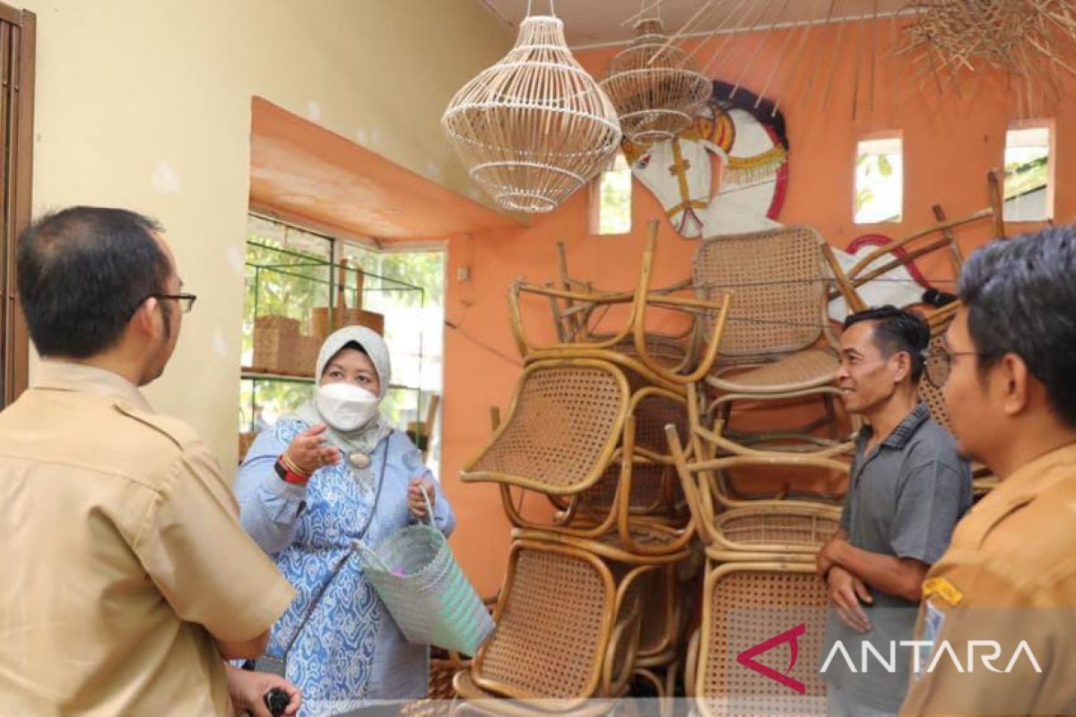 Kunjungi Belitung, Pj Ketua Dekranasda kunjungi galeri kerajinan bambu
