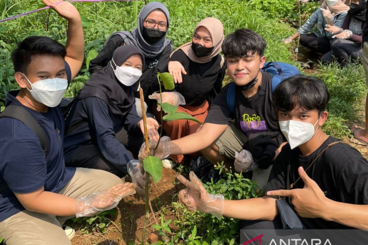 BEM UI bersama warga tanam pohon dan tabur benih ikan di Sungai Ciliwung