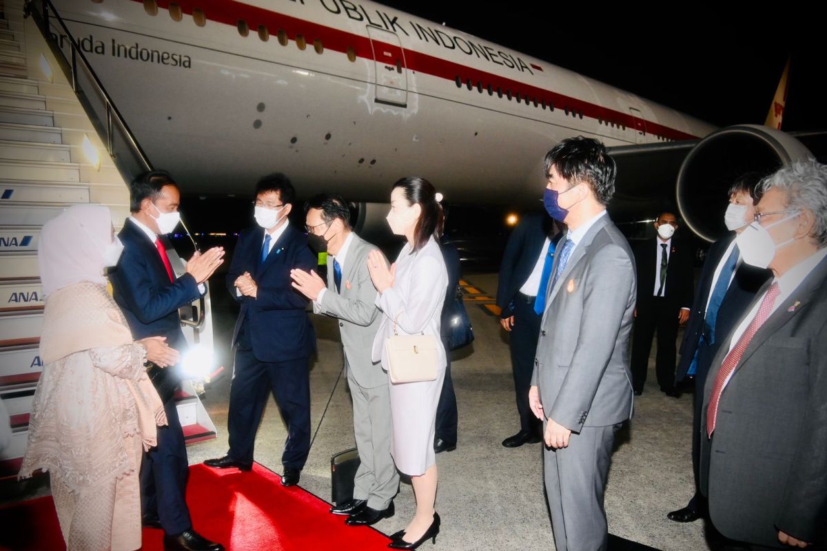 Presiden Jokowi dan Ibu Iriana tiba di Tokyo