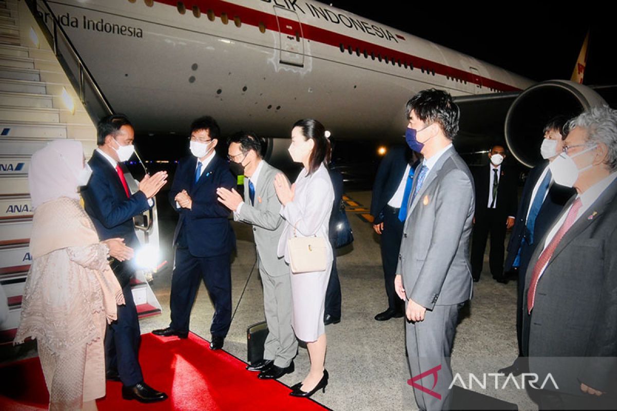 Presiden Joko Widodo dan Ibu Iriana tiba di Tokyo