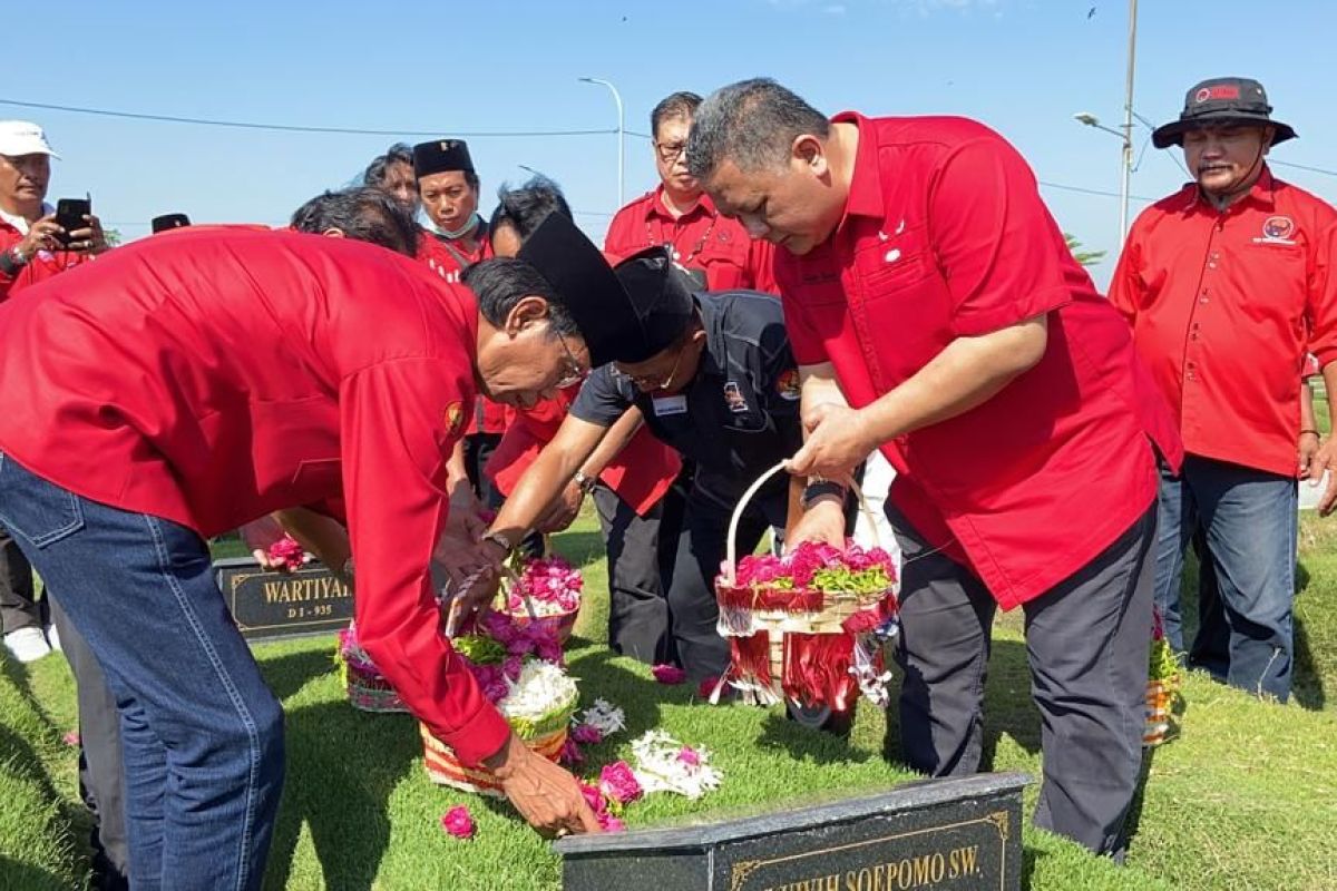 Peringati Kudatuli, pengurus PDIP Surabaya ziarah ke makam pejuang partai