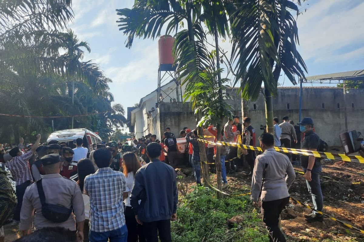 Makam dibongkar, jenazah Brigadir Yoshua dibawa ke RS Sungai Bahar