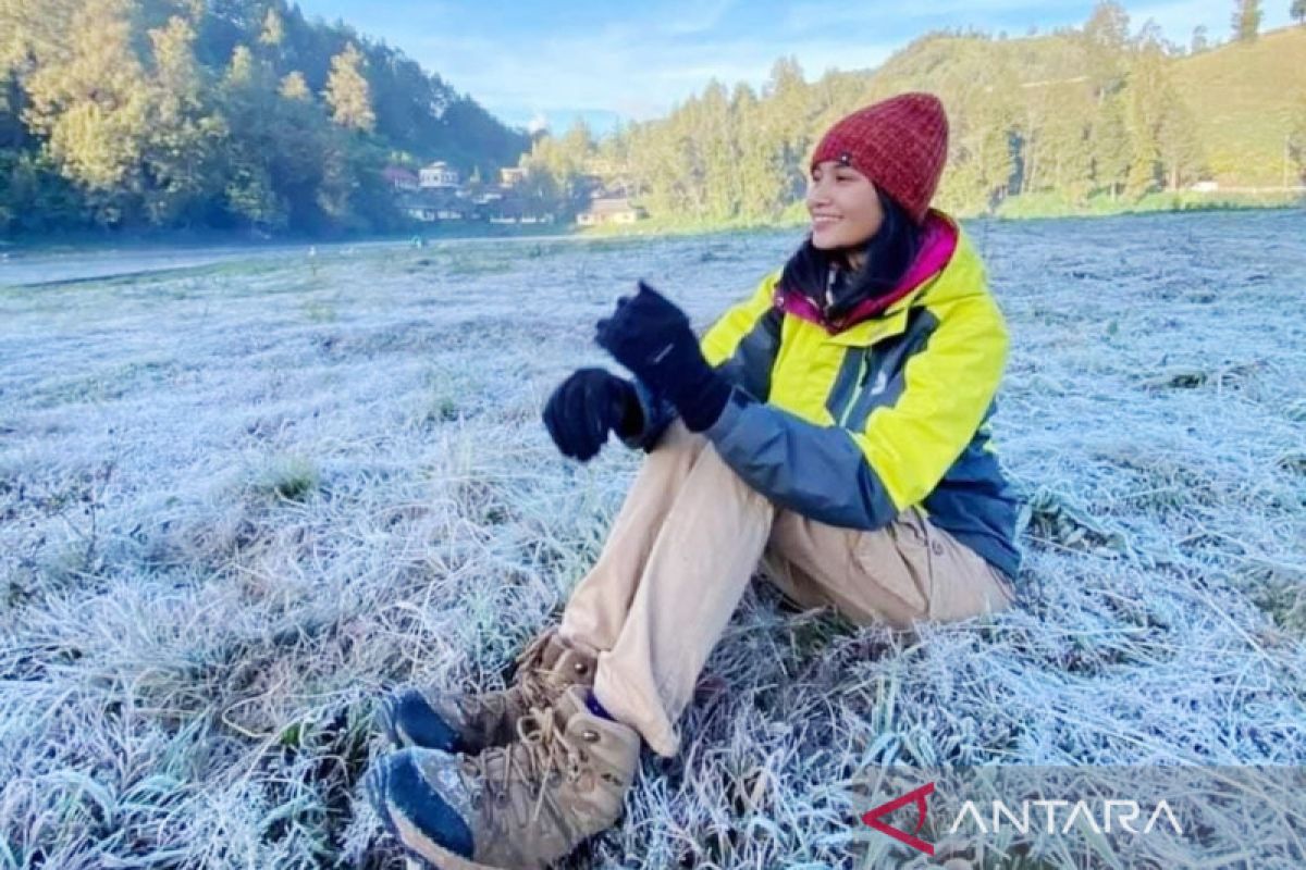 Fenomena embun salju di kaki Gunung Semeru menarik wisatawan