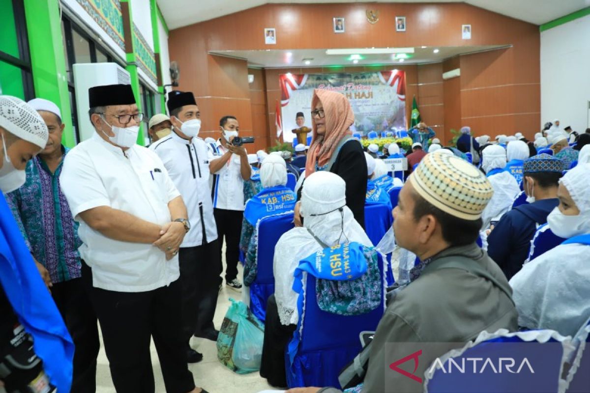 Plt Bupati dan isteri sambut kedatangan Jama'ah Haji