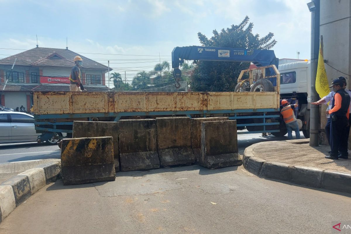 Petugas tutup akses Jembatan Kapin di Pondok Kelapa