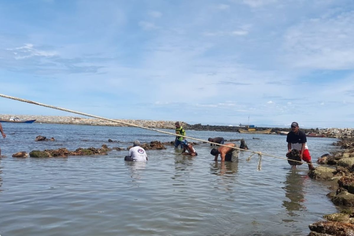 Kolam labuh dangkal, nelayan Abdya  lakukan pengerukan manual
