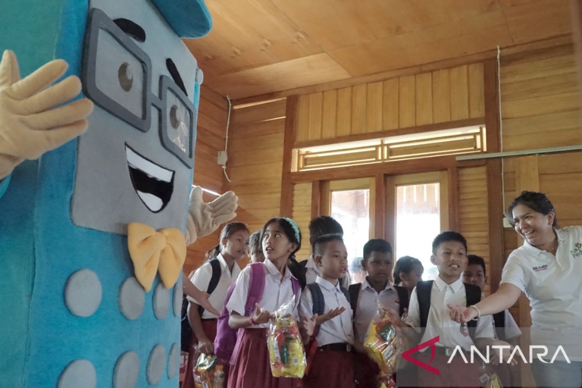 Balai Bahasa Sulut donasikan ratusan buku bacaan di Desa Budo