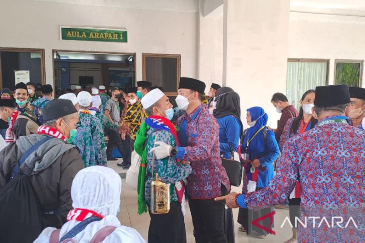 Dijemput di Batam, jamaah haji Kapuas Hulu tiba sehat dan selamat