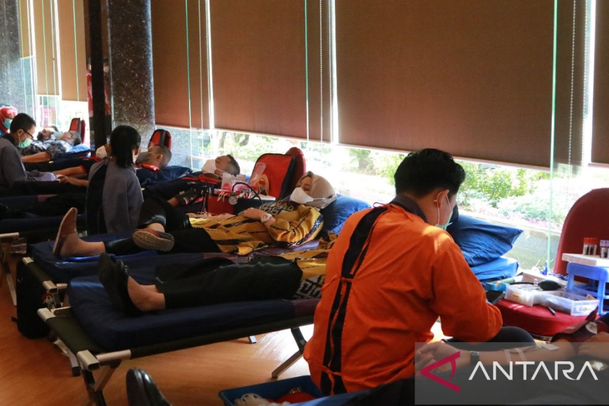 Ratusan pegawai Kemenkumham donor darah peringati HDKD ke-77
