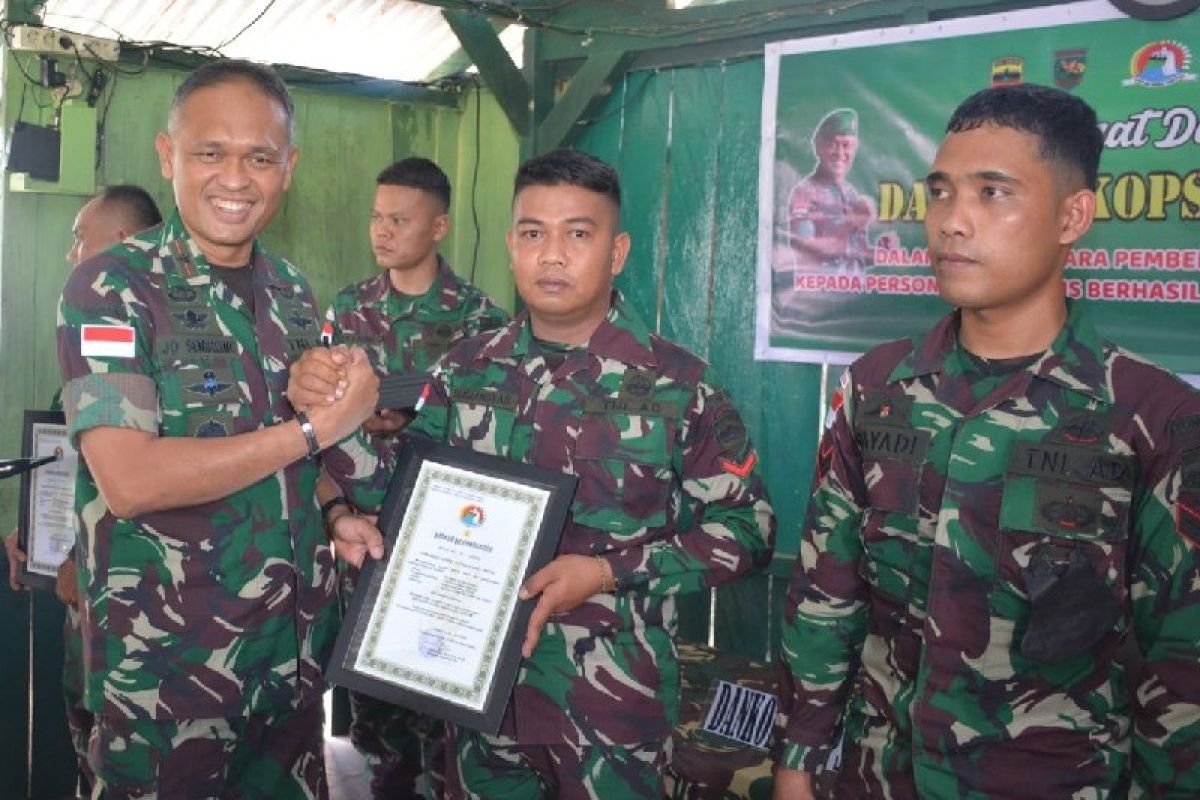 Danrem 172 PWY beri penghargaan ke prajurit126/KC penemu ladang ganja