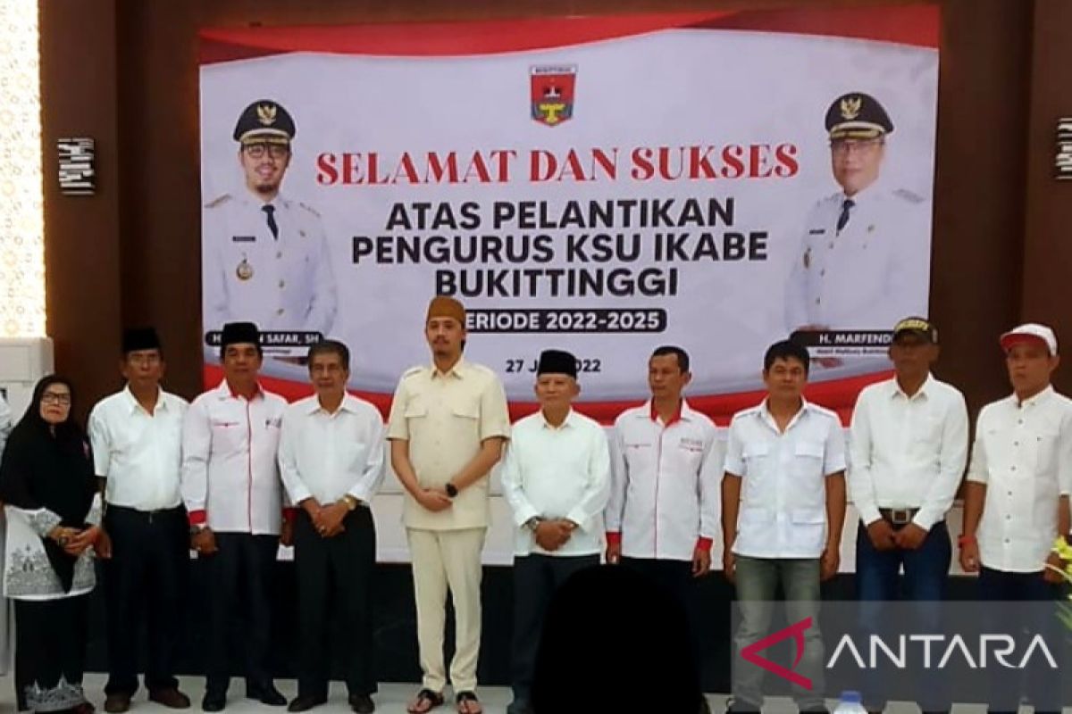 Wako Bukittinggi resmikan pengurus KSU Ikabe, berharap turut mendukung ekonomi