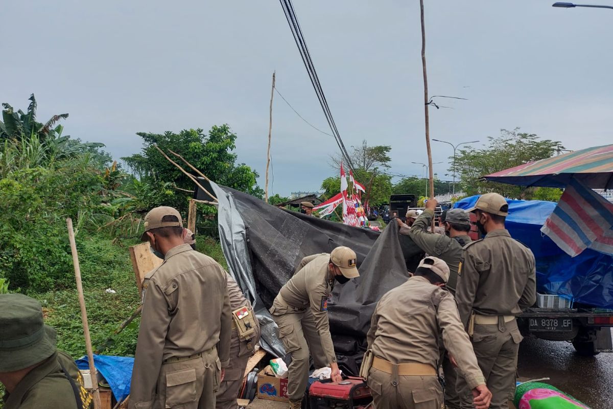 Satpol PP Paser tertibkan bangunan PKL di Kawasan Siring Kandilo