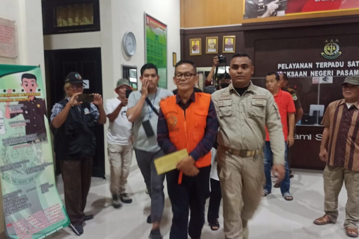 Mantan Direktur RSUD Pasaman Barat pingsan setelah diputuskan ditahan