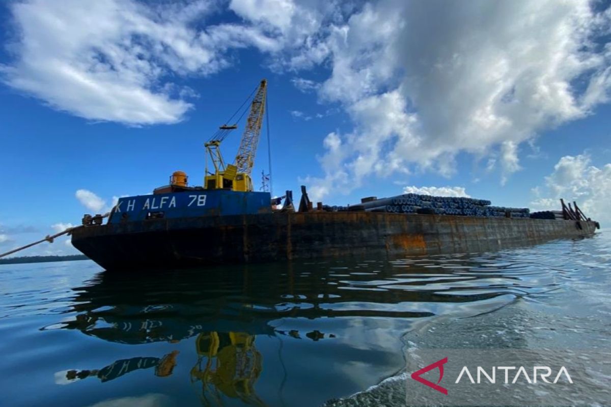 PT PLN UIP KLT bangun kontruksi tower SUTT di Selat Sebuku Kalsel