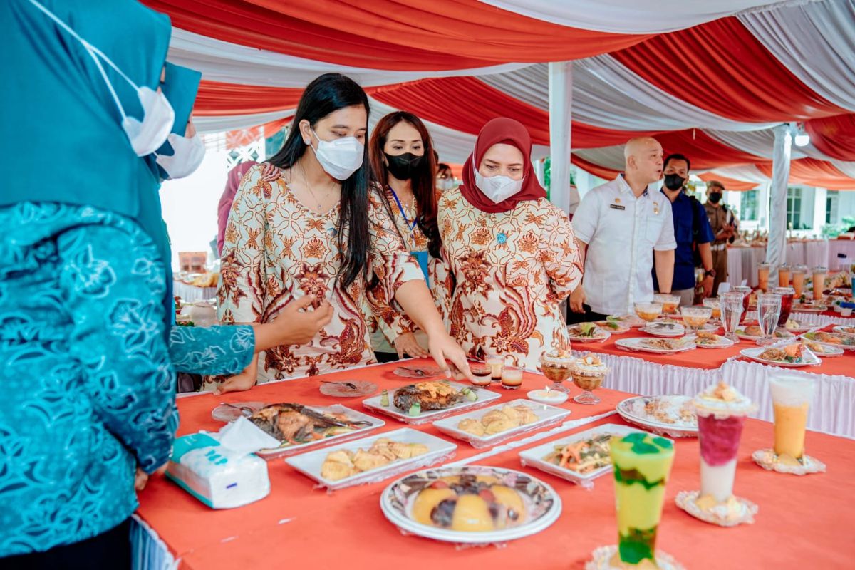 Kahiyang Ayu ajak PKK kecamatan kenalkan makanan sehat ke masyarakat