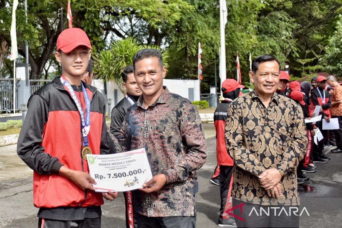 Wali kota Sabang serahkan bonus bagi atlet Popda berprestasi