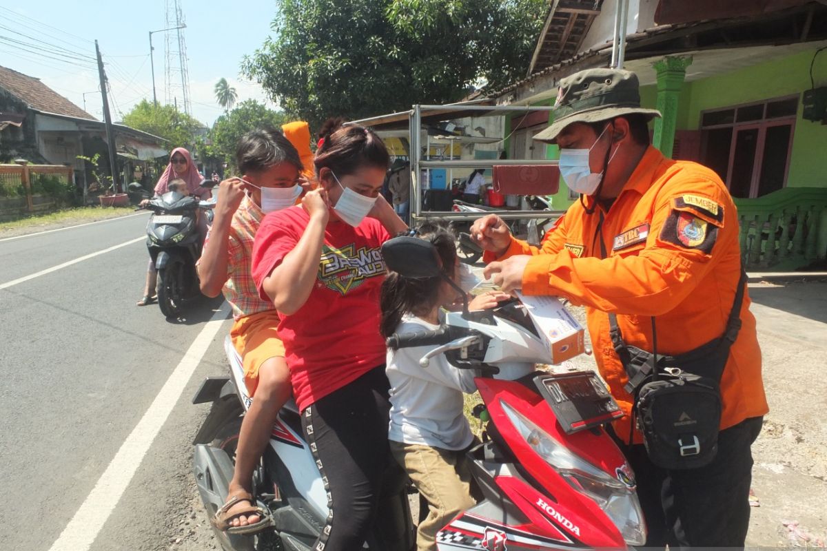 Antisipasi erupsi susulan Gunung Raung, BPBD-PMI Jember bagikan masker kepada warga