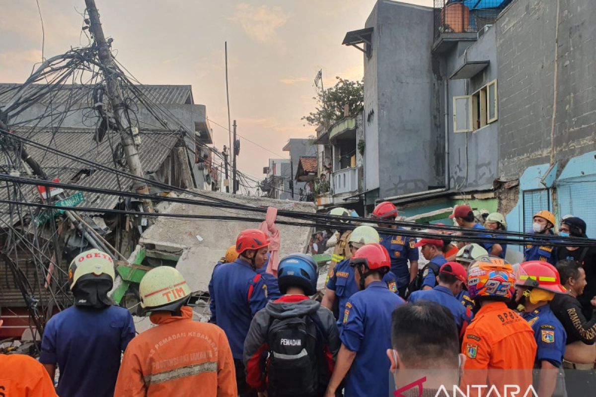 Satu orang tewas akibat tertimpa bangunan tua di Johar Baru