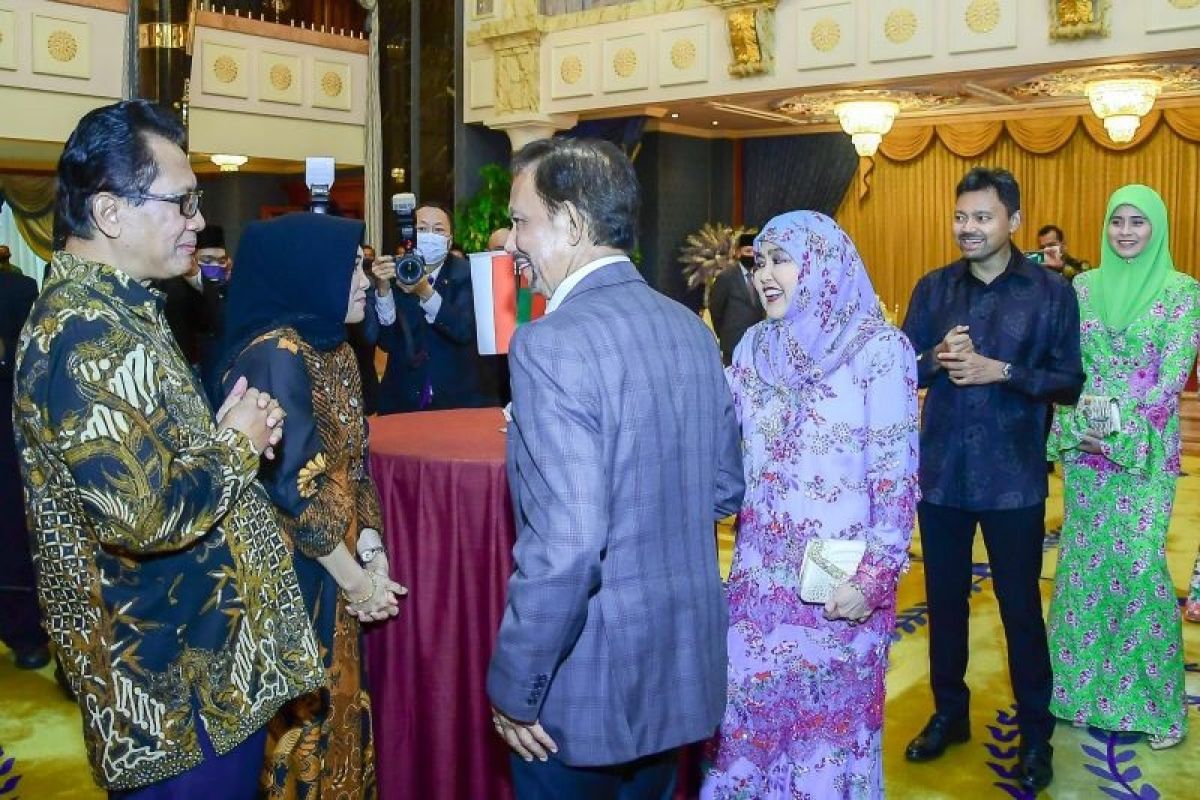 Pintu kayu ukir Jawa klasik, hadiah khusus diberikan untuk Sultan Brunei