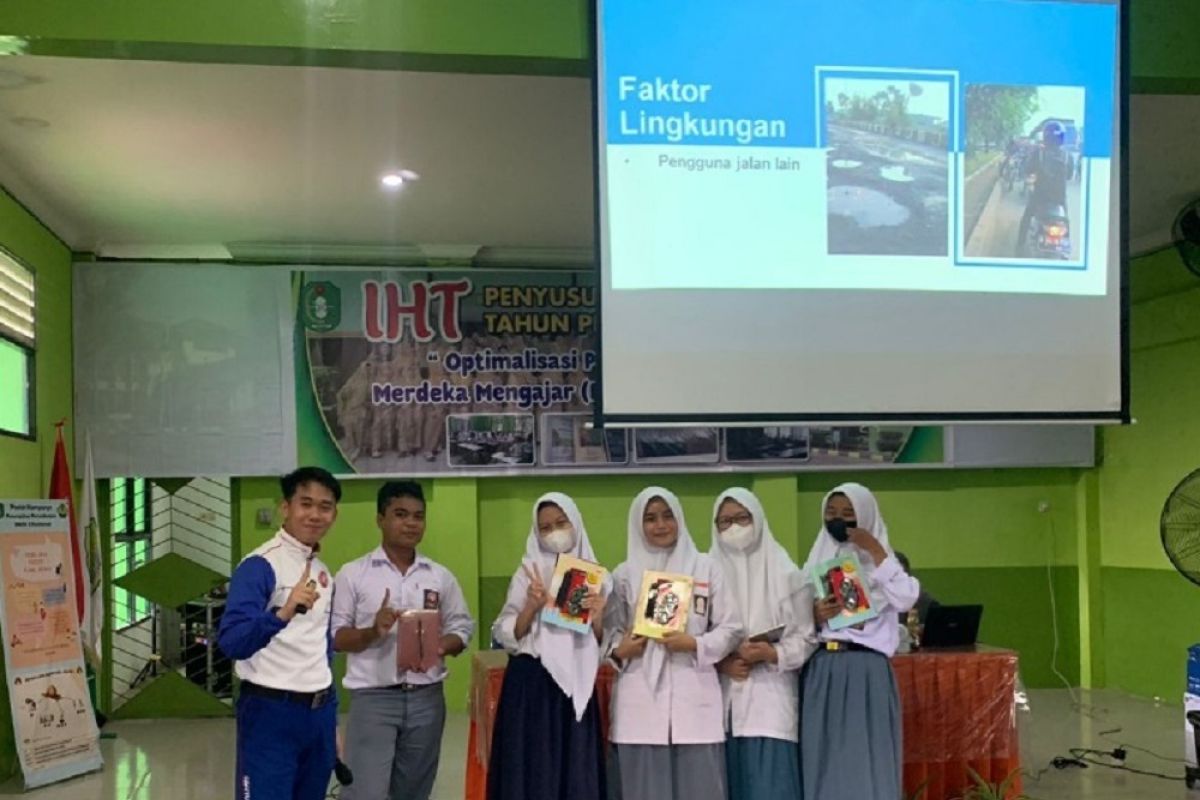 Astra Motor Kalbar edukasi Safety Riding kepada siswa SMA N 8 Pontianak ...