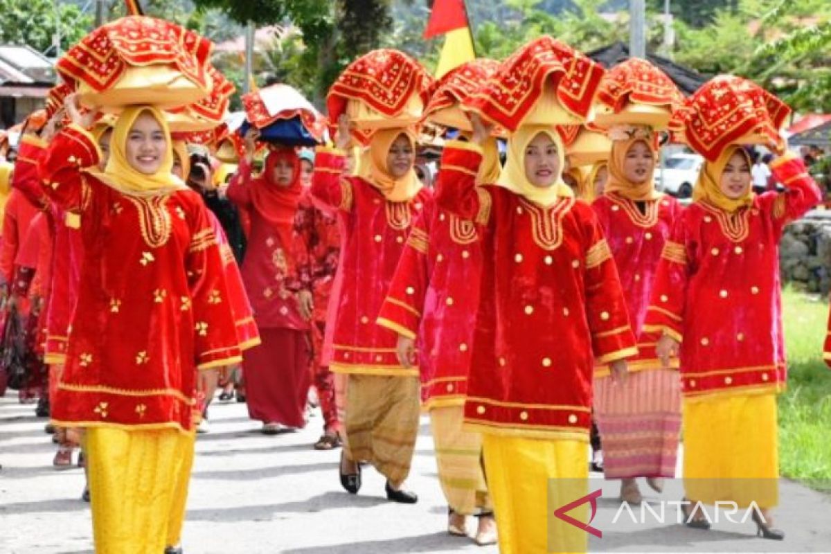 Arak-arakan jamba meriahkan Festival Pesona Danau Maninjau