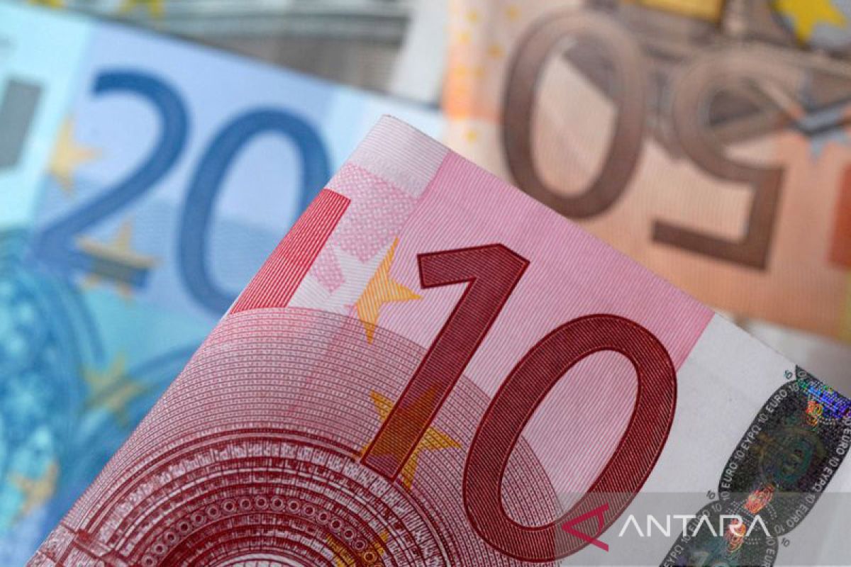 Euro jatuh di awal sesi Asia ketika pedagang waspadai ECB "hawkish"