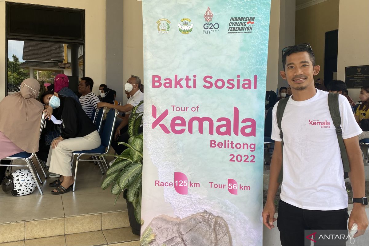 Bersepeda sambil bakti sosial di Tour of Kemala Belitong 2022