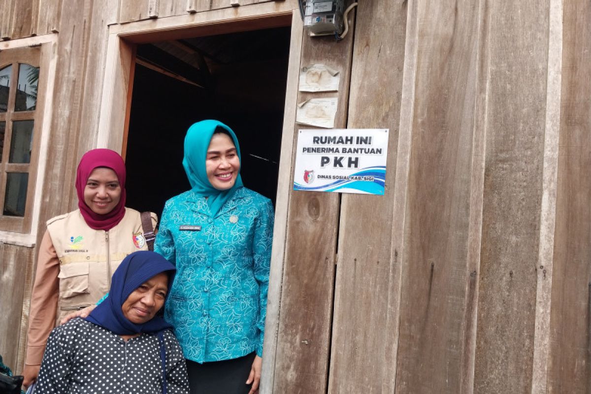 Pemkab Sigi  pasang plang di rumah warga penerima PKH