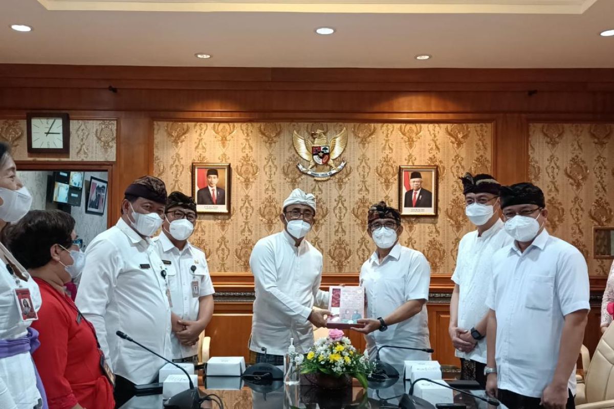 Pemkot Denpasar dapat penghargaan UHC dari BPJS Kesehatan.