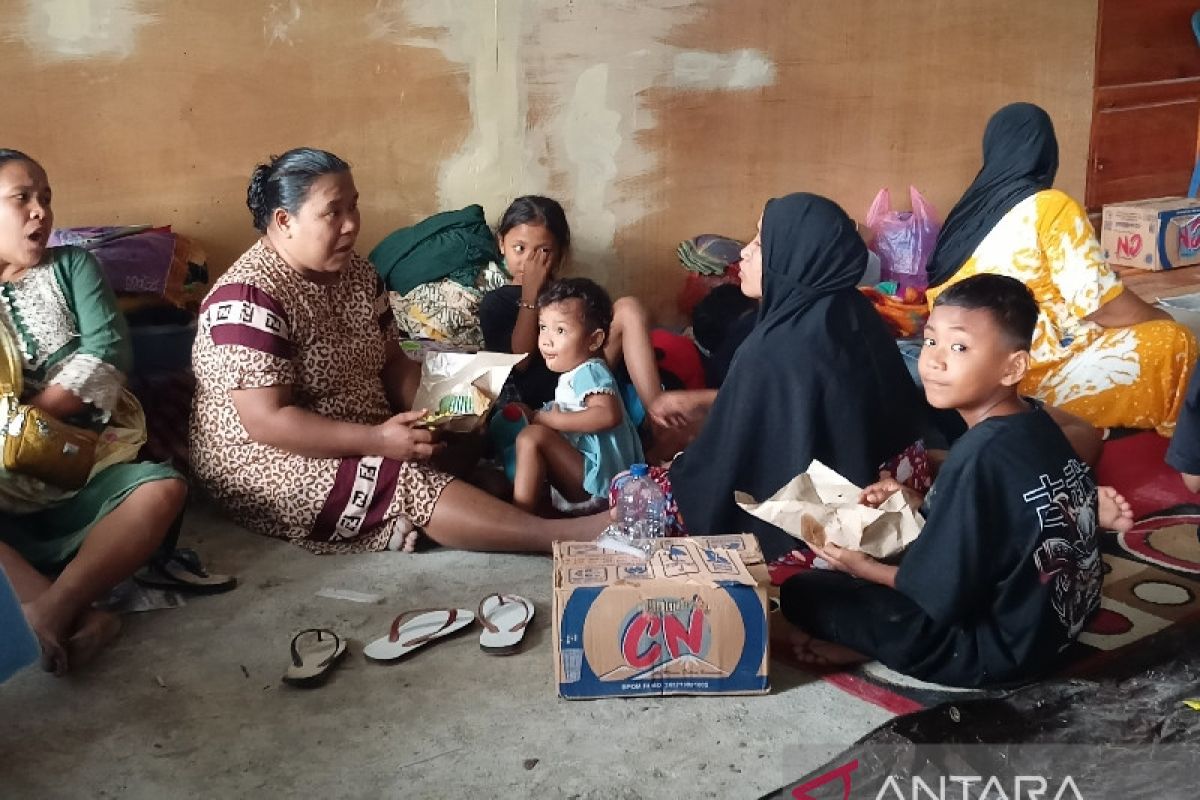 Sebanyak 357 kepala keluarga korban banjir bandang di Torue  mengungsi