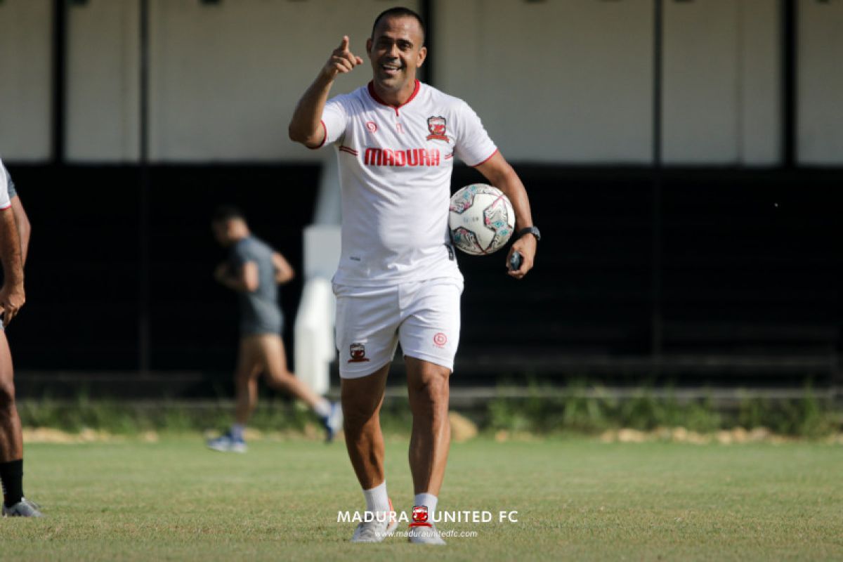 Pelatih Madura United waspadai tiga pemain Persib