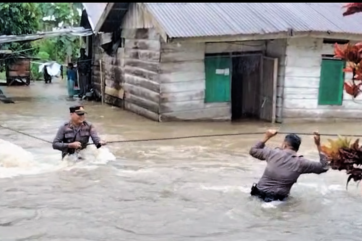 132 rumah warga di Maluku Tengah terendam banjir, warga mulai mengungsi