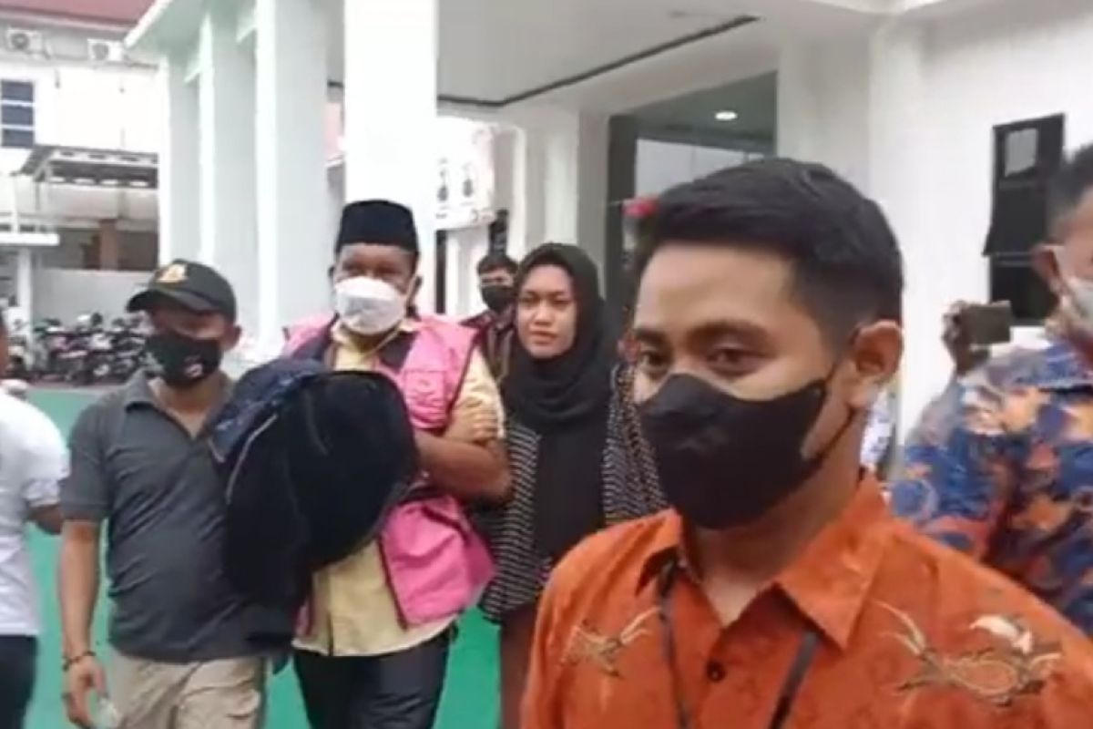 Kejaksaan tahan pejabat Ternate sebagai tersangka korupsi Haornas, anak tersangka langsung pingsan