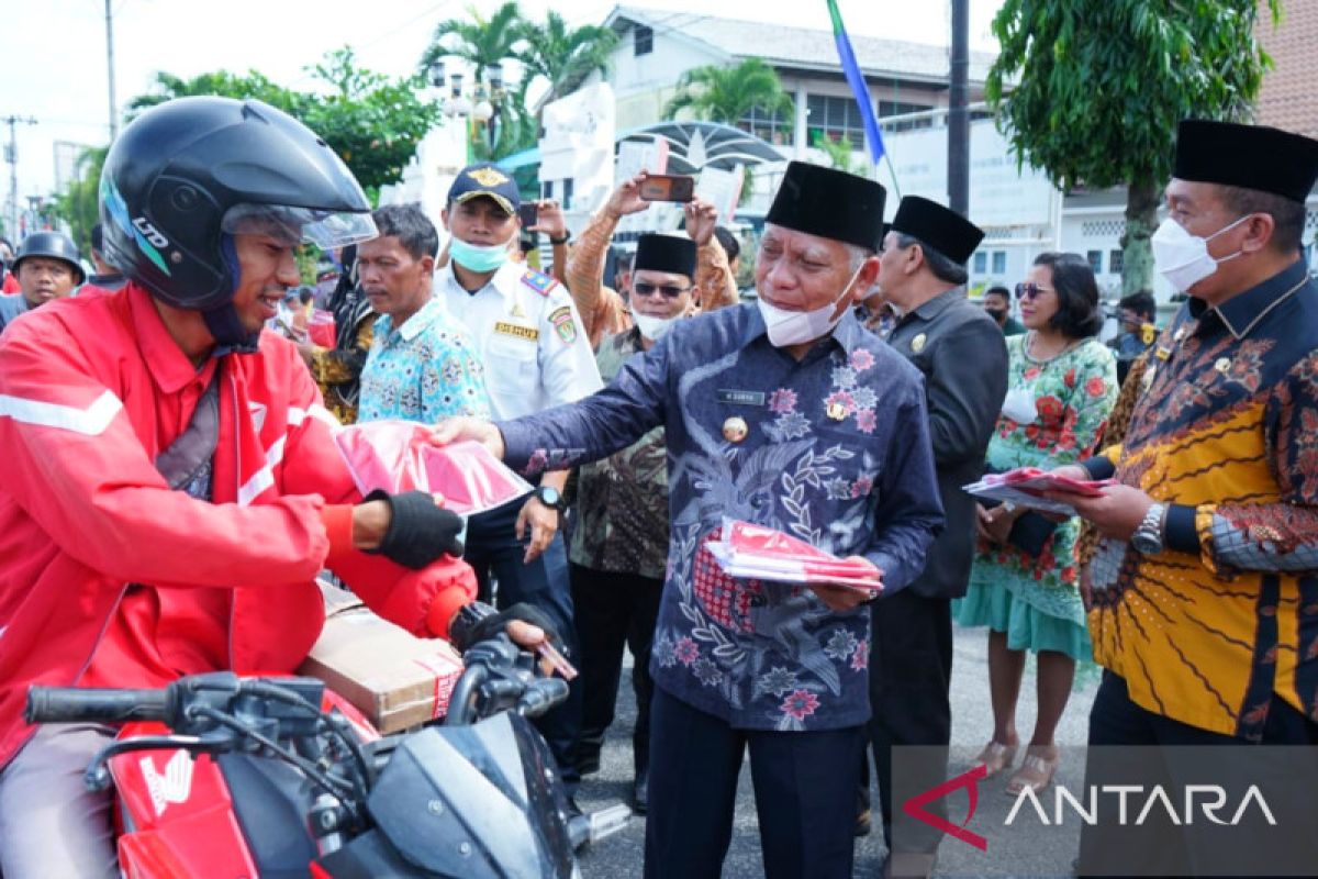 Himbau pasang bendera, Bupati Asahan bagi 10.000 bendera Merah Putih