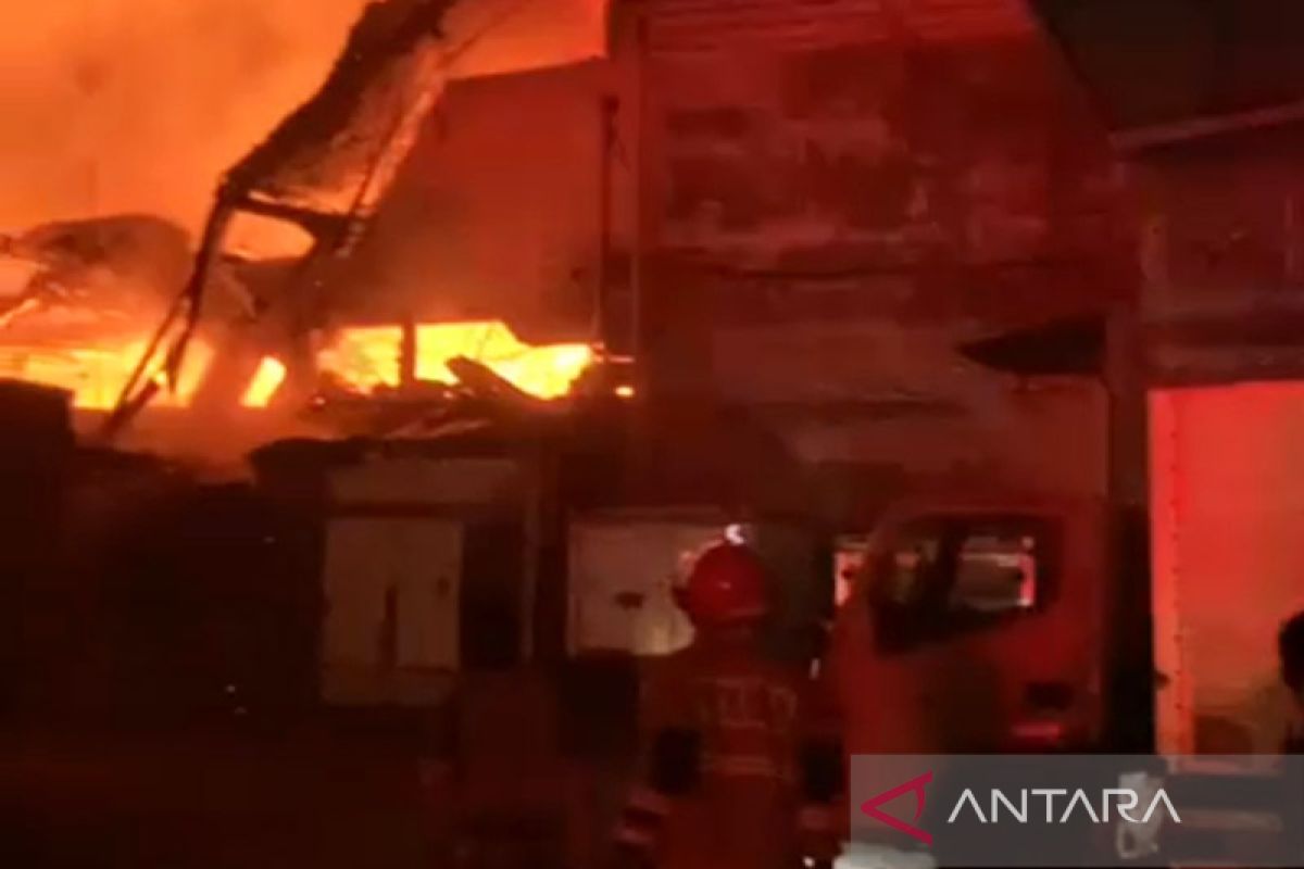 Sebuah pabrik terbakar di kawasan Kalideres pada Kamis malam