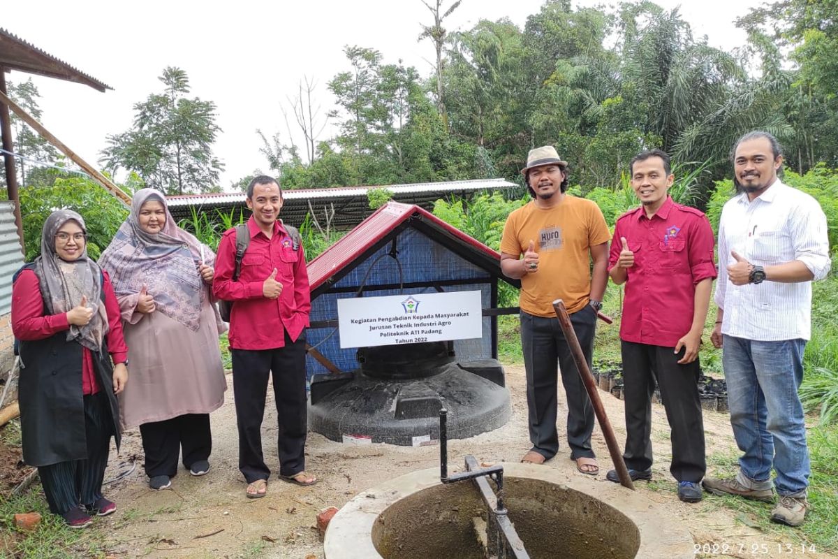 Tim Pengabdian Masyarakat Politeknik ATI Padang buat digester dan latih pembuatan biogas dari kotoran sapi