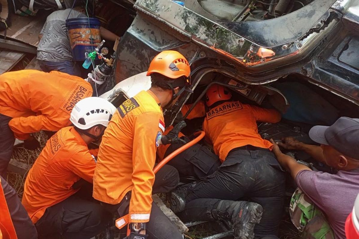 Sopir Truk Meninggal Dunia Dalam Kecelakaan Lalu Lintas Di Aceh Besar ...