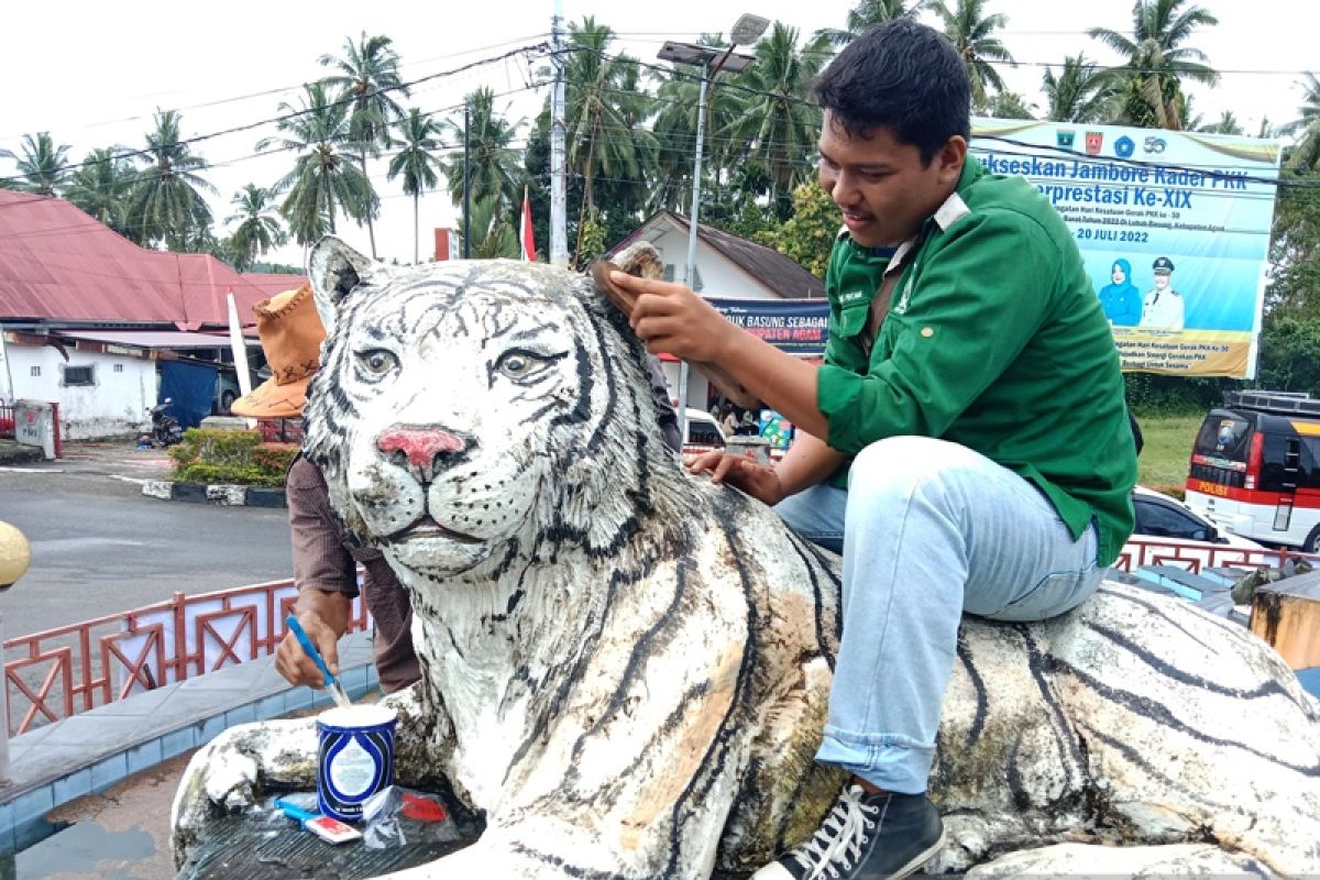 Global Tiger Day, BKSDA Sumbar cat ulang patung harimau di Agam (Video)