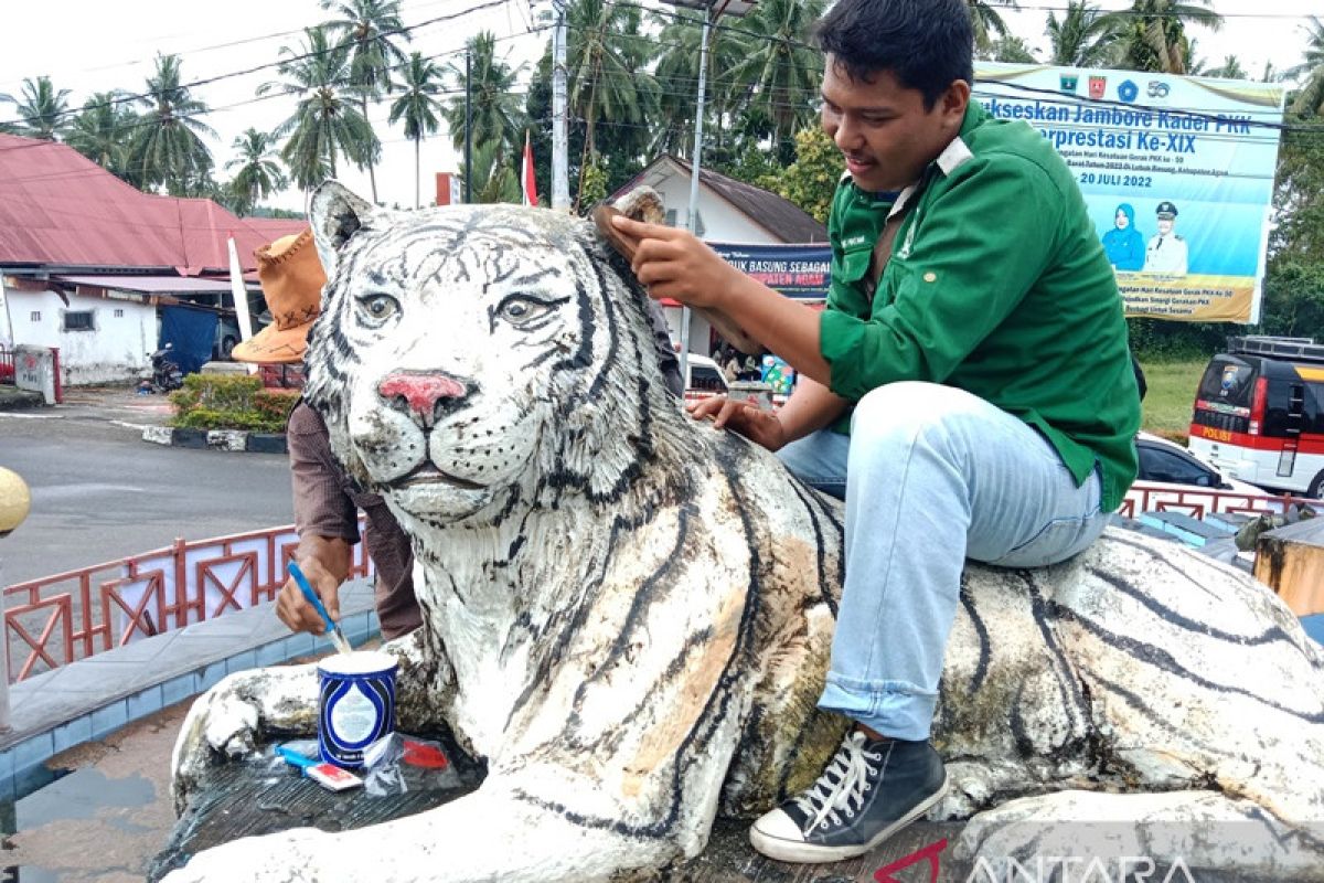BKSDA Sumbar cat patung harimau di Agam peringati Hari Harimau Sedunia