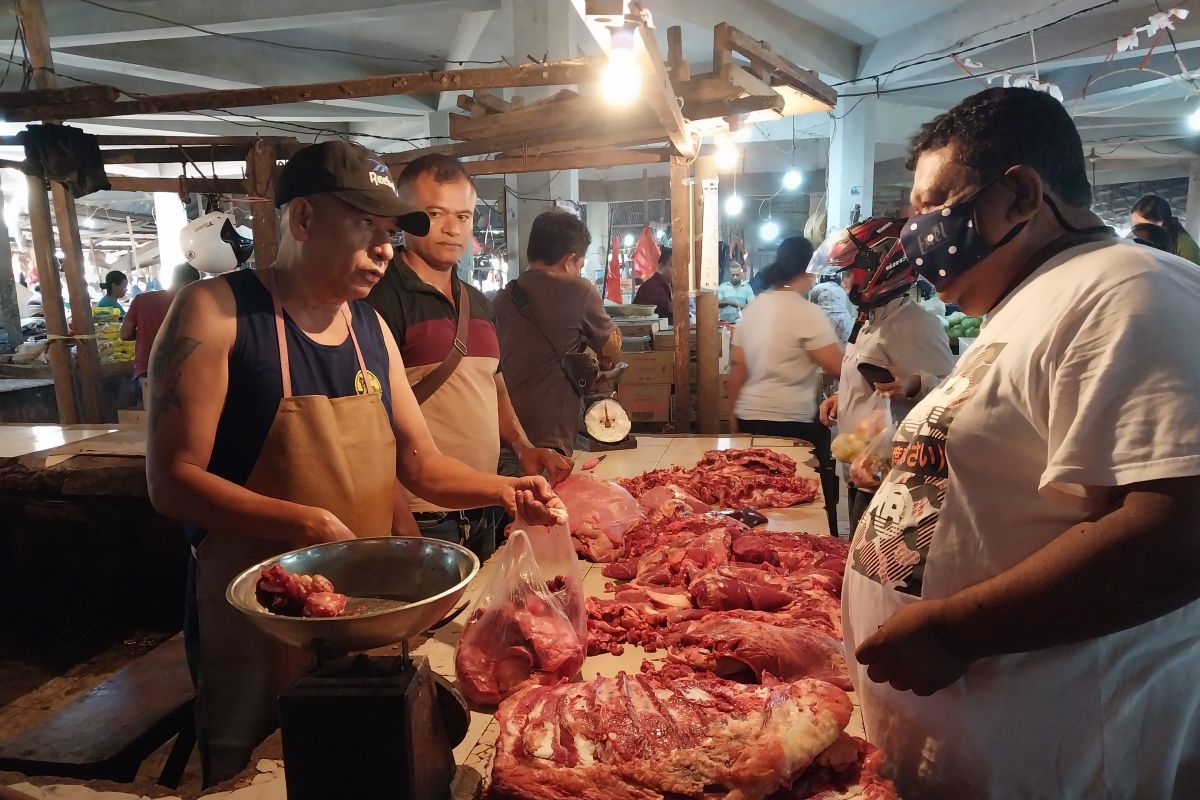 Harga daging sapi dan ayam di pasar stabil