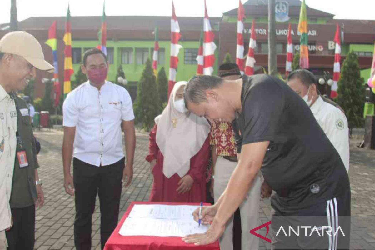 Wali Kota Bekasi resmikan program pesantren khusus lansia