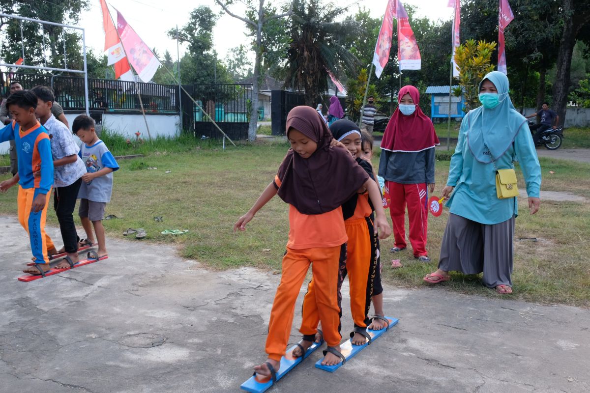 Ministry distributes social aid to 205 children in Sukamulia, Lombok