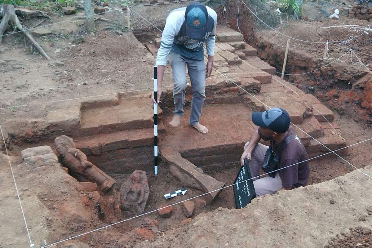 Arkeolog temukan arca dan struktur bata kuno di Situs Gondang Trenggalek