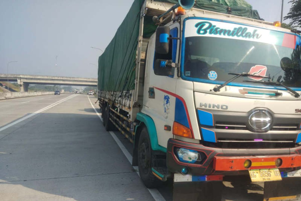 Fortuner v truk di Tol Semarang-Boyolali, dua tewas