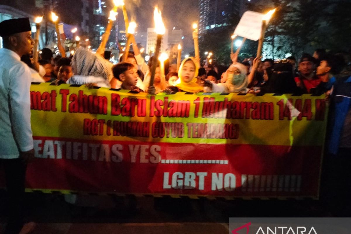 Warga Jakarta serukan tolak LGBT di CFW saat pawai obor