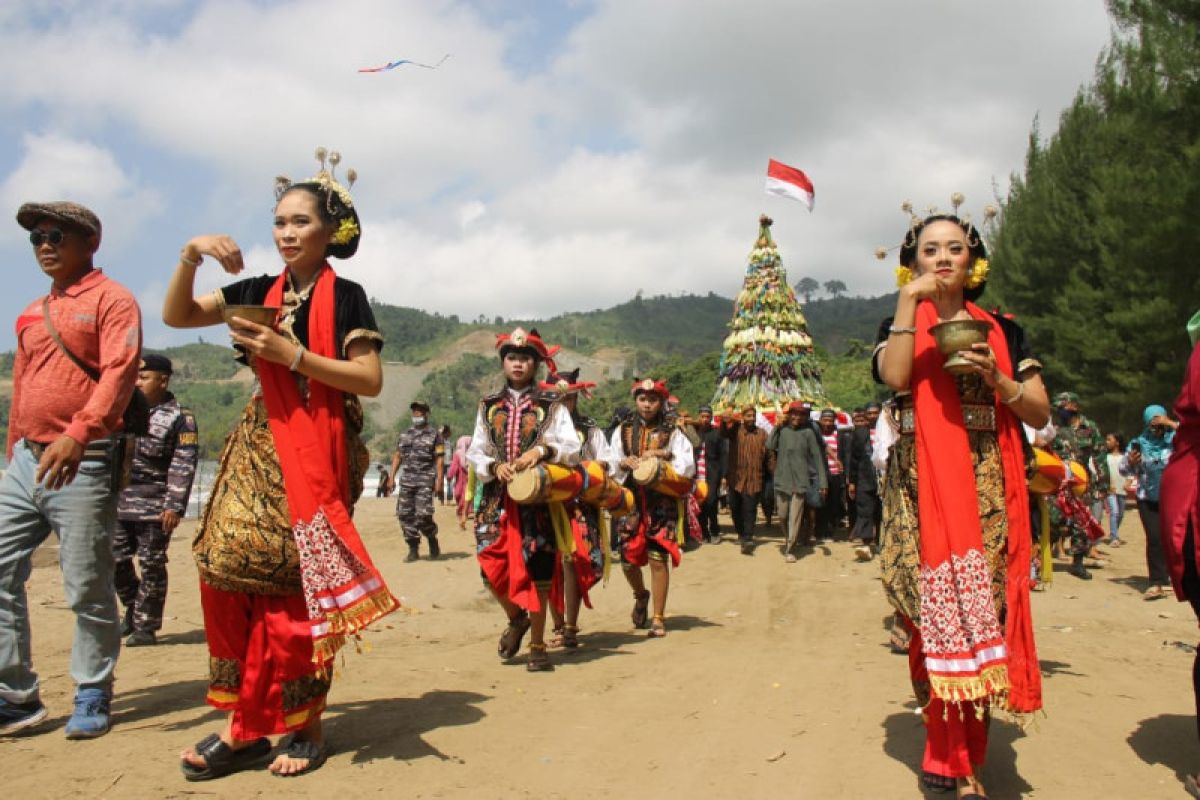 Wisatawan ikut berebut tumpeng sedekah bumi Pantai Gemah