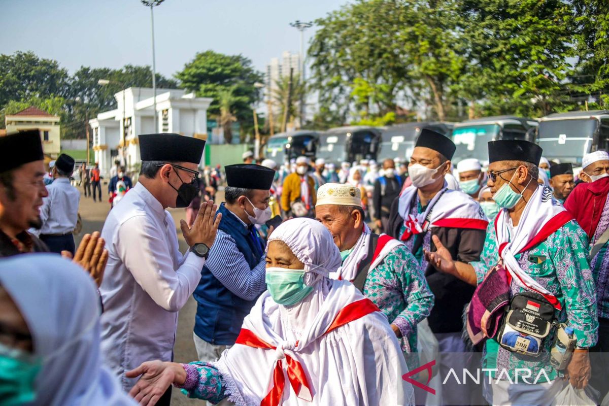 Wali Kota Bogor lega 404 jamaah haji kloter pertama hasil tes COVID-19 semua negatif