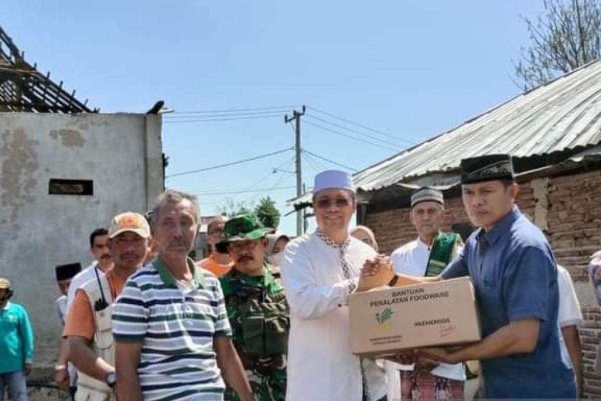 Gubernur NTB menyerahkan bantuan korban kebakaran di Juran Alas Sumbawa