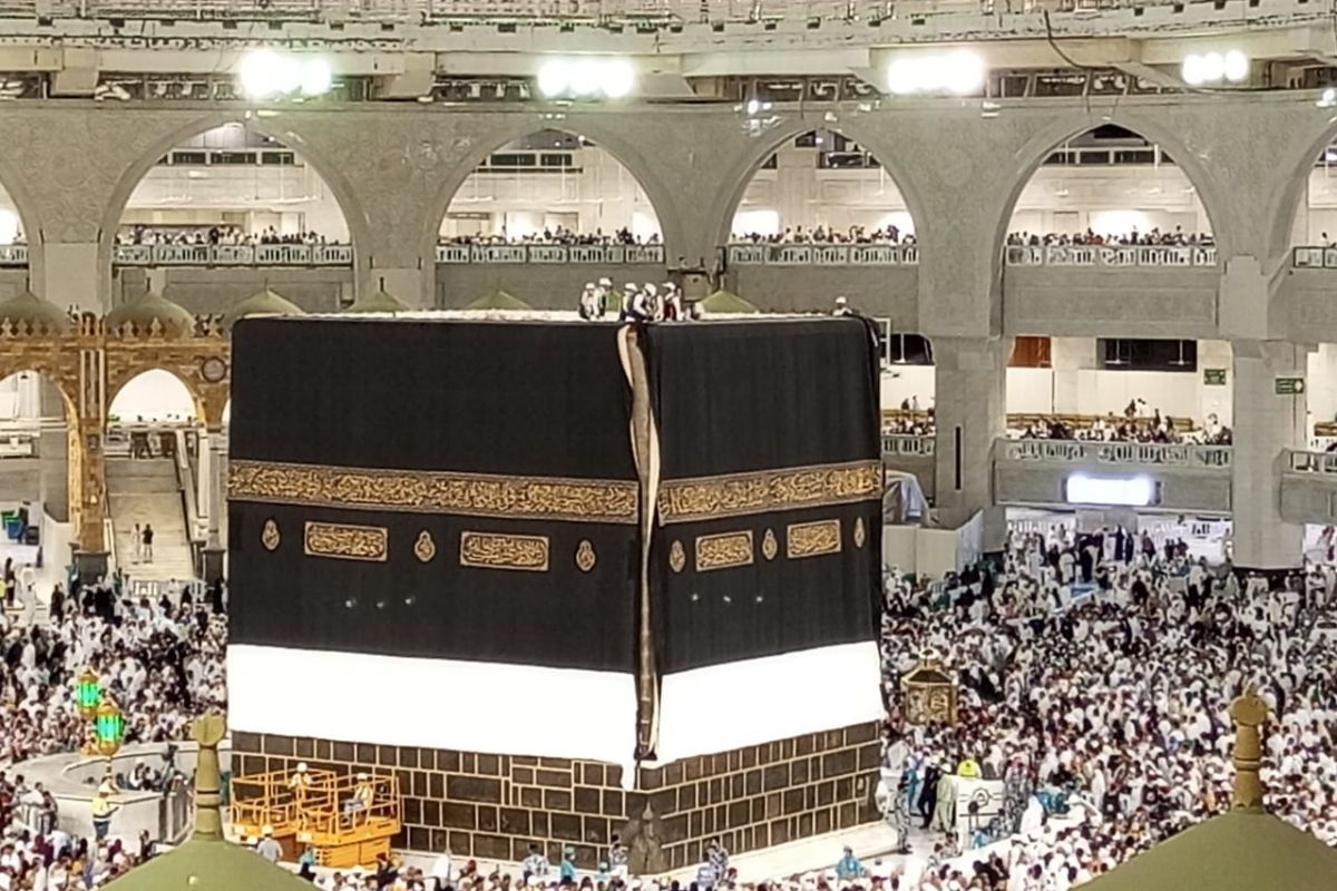 Kiswah penutup Ka'bah di Mekkah diganti tepat 1 Muharram 1444 H